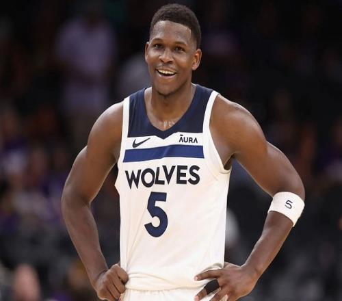 莱奥罚点前铃木彩艳对他说踢右边，最终莱奥踢向右边并且罚进（铃木彩艳点球前建议踢右，莱奥照做右侧破门）