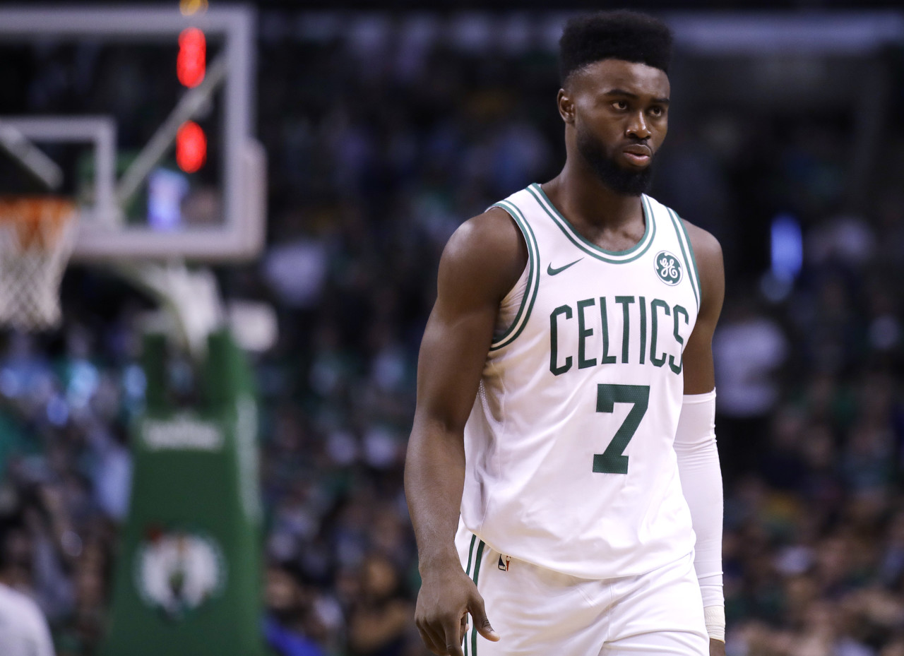 湖人浓眉哥篮下统治球队获胜（浓眉内线制霸助湖人取胜）