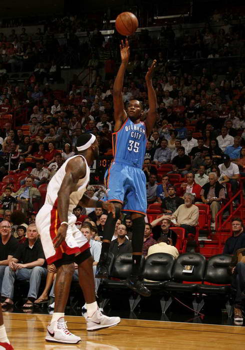 格雷米奥扳平后，主帅梅内塞斯与球迷发生口角并向其竖中指（格雷米奥追平后，主帅梅内塞斯与球迷争执并比中指）