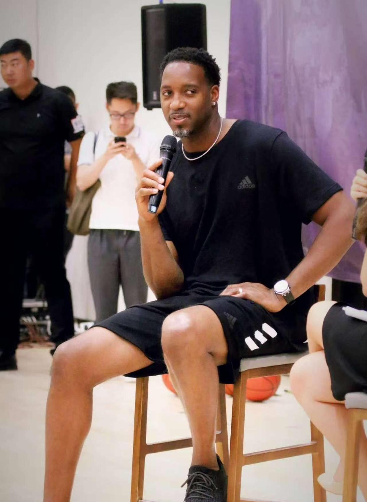 杜兰特篮下强打稳定胜局（杜兰特内线统治锁定胜局）