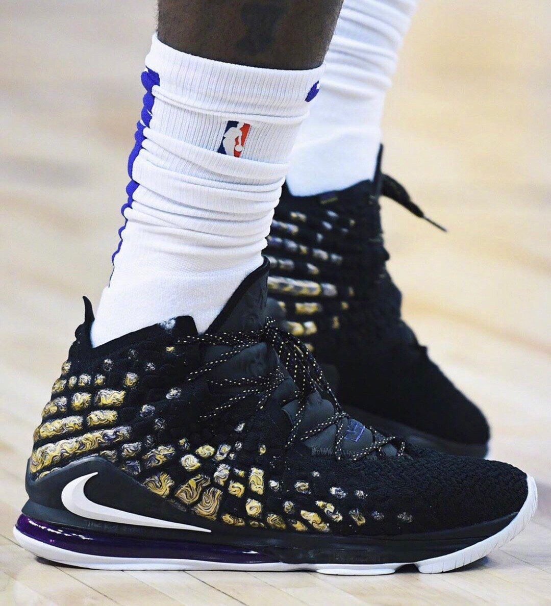 马卡：贝林和姆巴佩被拽倒均未获点，皇马对裁判非常愤怒（马卡报：贝林厄姆与姆巴佩遭拉倒均未判点球，皇马怒批裁判）