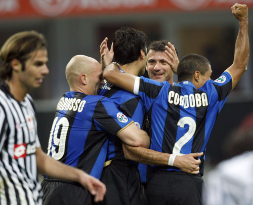 前锋关键进球锁定胜局（前锋破门奠定胜局）