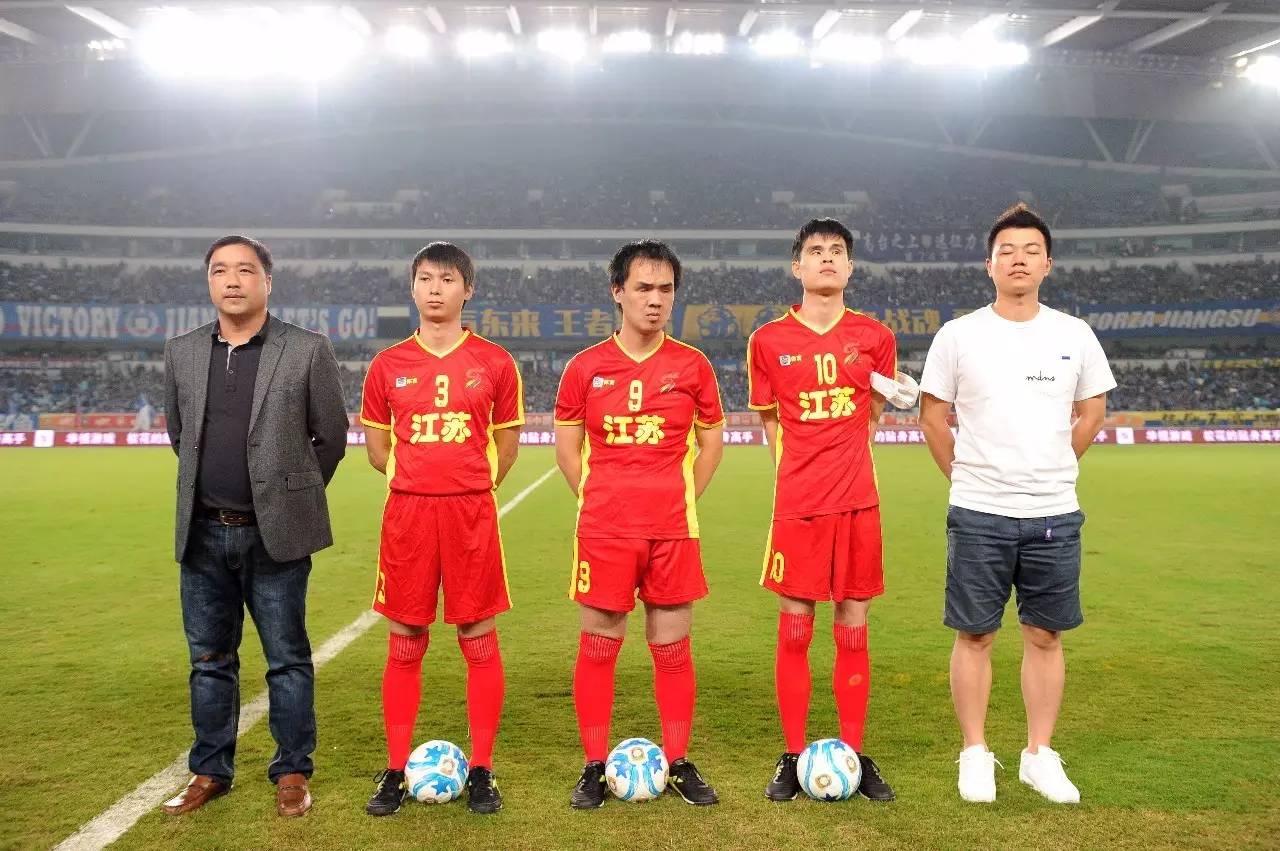 格拉斯纳：带法鹰夺欧联杯冠军永远难忘；格伊是位低调的领袖（格拉斯纳：与法鹰捧起欧联一生难忘；格伊是一位谦逊的领袖）