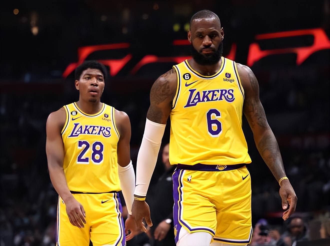 塞维球迷不满球队表现，向球场投掷杂物导致德比战暂停18分钟（塞维利亚球迷不满球队表现向场内掷物，德比战被迫中断18分钟）