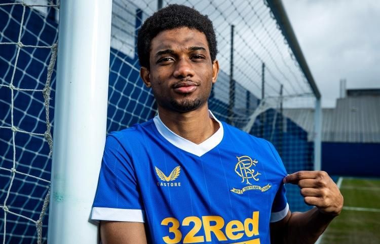 媒体人：中国退役球员当教练是恶俗圈子，应让草根教练来竞争（媒体人批评中国足坛教练成退役球员小圈子，建议向草根开放竞争）