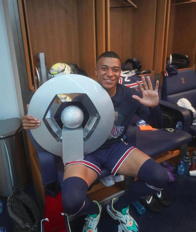 记者：库尔图瓦也伤了，将不会参加11月份国家队比赛（记者：库尔图瓦因伤缺席11月国家队赛事）